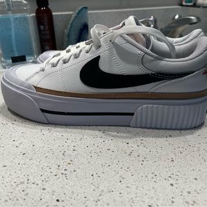 Beautiful brand new Womens Nikes 7.5 NEVER worn